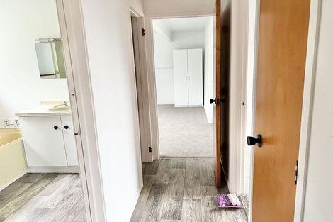 Photo of property in 35e Edmonton Road, Henderson, Auckland, 0612