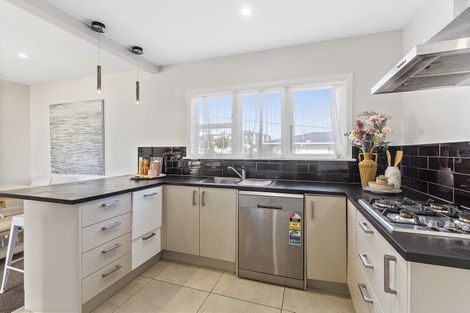 Photo of property in 19 Oswald Crescent, Paparangi, Wellington, 6037