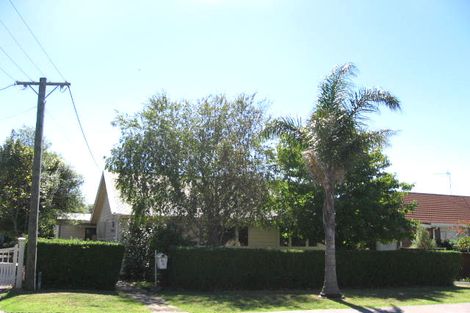 Photo of property in 16 Ocean View Road, Milford, Auckland, 0620