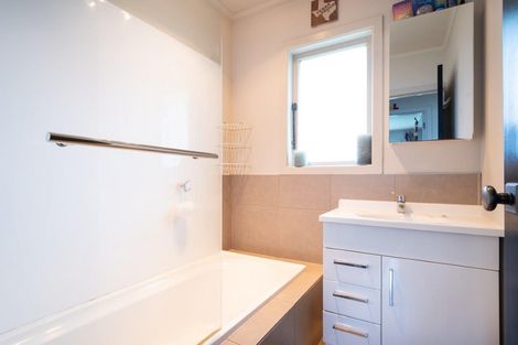 Photo of property in 3 Shamrock Lane, Te Atatu Peninsula, Auckland, 0610