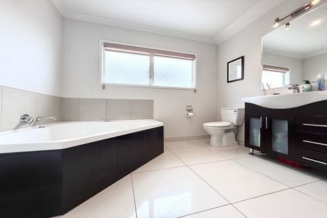 Photo of property in 17 Tamworth Crescent, Newlands, Wellington, 6037