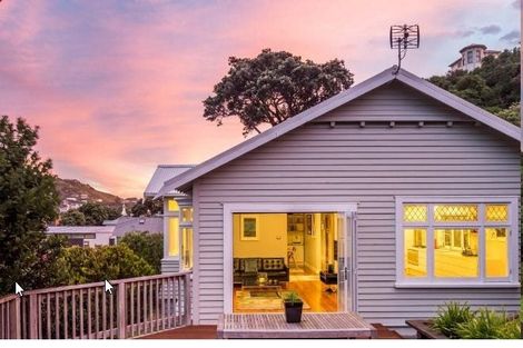 Photo of property in 102 The Parade, Island Bay, Wellington, 6023