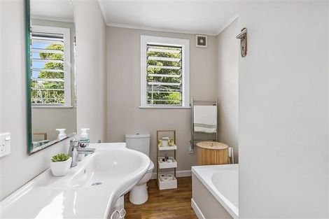 Photo of property in 15 Awaroa Road, Helensville, 0800