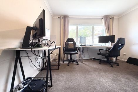 Photo of property in 17 Tamworth Crescent, Newlands, Wellington, 6037