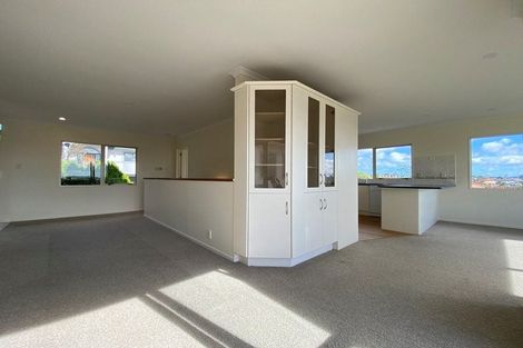 Photo of property in 8 Canary Place, Unsworth Heights, Auckland, 0632