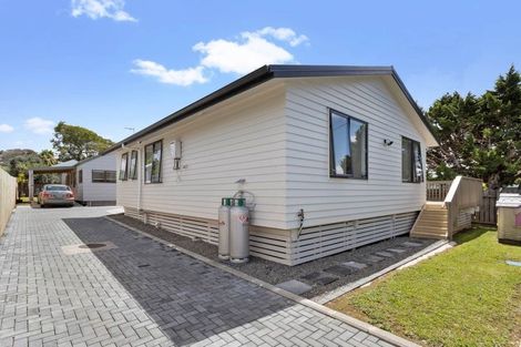 Photo of property in 10 Don Buck Road, Massey, Auckland, 0614