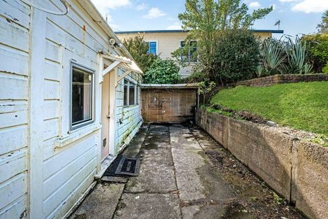 Photo of property in 18 Woburn Road, Northland, Wellington, 6012