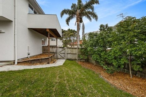 Photo of property in 5 Oystergrove Road, West Harbour, Auckland, 0618