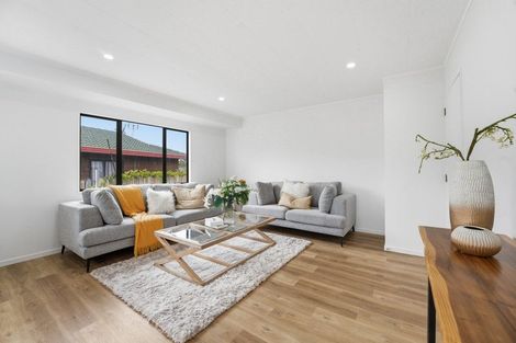 Photo of property in 2/68 Meadowood Drive, Unsworth Heights, Auckland, 0632