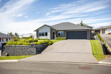 Photo of property in 3 Oakmont Crescent, Waiwhakaiho, New Plymouth, 4312