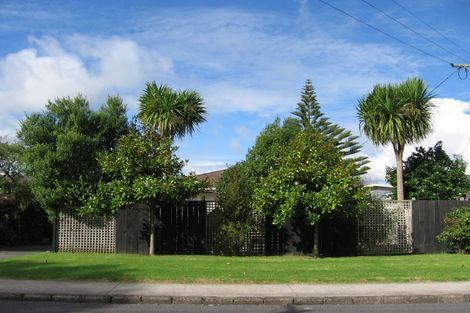 Photo of property in 15 Graham Avenue, Te Atatu Peninsula, Auckland, 0610