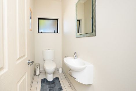 Photo of property in 48 Johnstone Drive, Fitzherbert, Palmerston North, 4410