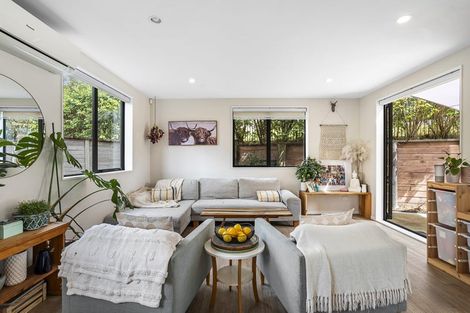 Photo of property in 112 Grand Drive, Orewa, 0931