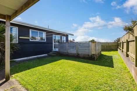 Photo of property in 2a Colchester Crescent, Newlands, Wellington, 6037