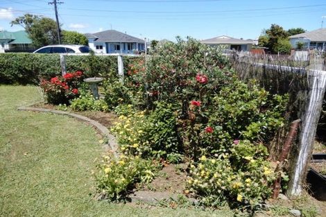 Photo of property in 2 Robbins Crescent, Hawera, 4610