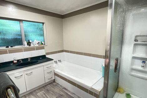 Photo of property in 21 Sunnyside Road, Sunnyvale, Auckland, 0612