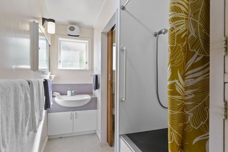 Photo of property in 8 Miles Crescent, Newlands, Wellington, 6037