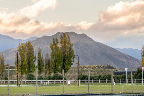 Photo of property in 4 Raspberry Close, Wanaka, 9382