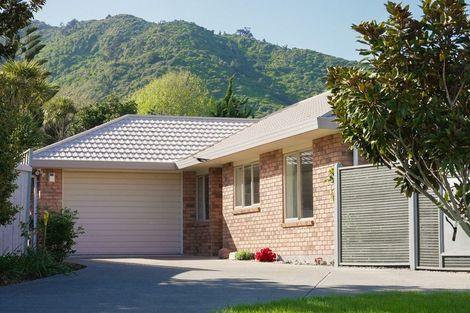 Photo of property in 15 Balmerino Grove, Waikanae, 5036