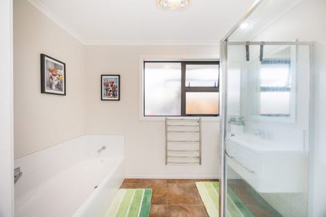 Photo of property in 12 Lorenzo Place, Kelvin Grove, Palmerston North, 4414