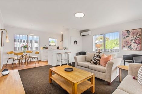 Photo of property in 1/13 Maplesden Drive, Clendon Park, Auckland, 2103