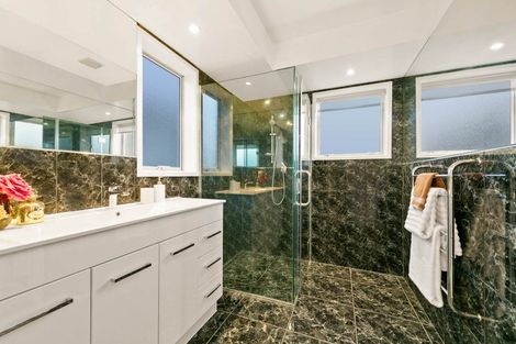 Photo of property in 18 Burgundy Park Avenue, Henderson, Auckland, 0612