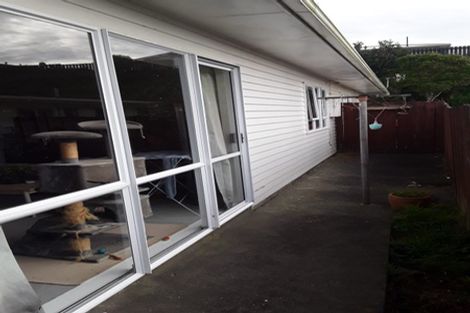 Photo of property in 23a Somes Crescent, Newlands, Wellington, 6037