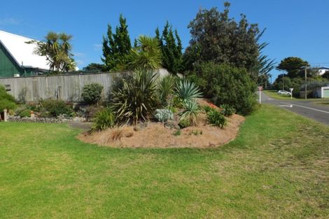 Photo of property in 8 Mack Street, Foxton Beach, Foxton, 4815