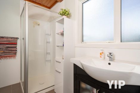 Photo of property in 4 Fernhaven Grove, Newlands, Wellington, 6037