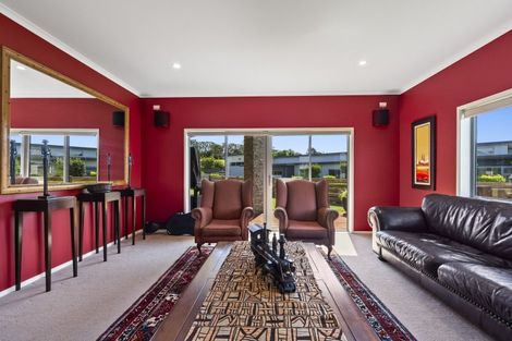 Photo of property in 5 Links Drive, Waiwhakaiho, New Plymouth, 4312