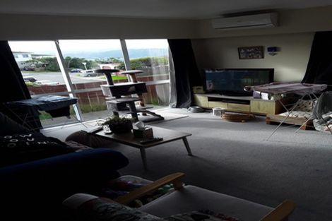 Photo of property in 23a Somes Crescent, Newlands, Wellington, 6037