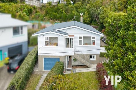Photo of property in 6 Royston Way, Newlands, Wellington, 6037