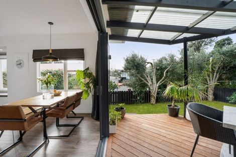 Photo of property in 15 Bracken Street, New Plymouth, 4310