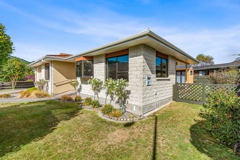 Photo of property in 72 Kapanui Road, Waikanae, 5036