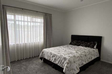 Photo of property in 9-13/11 Fields Parade, Oteha, Auckland, 0632