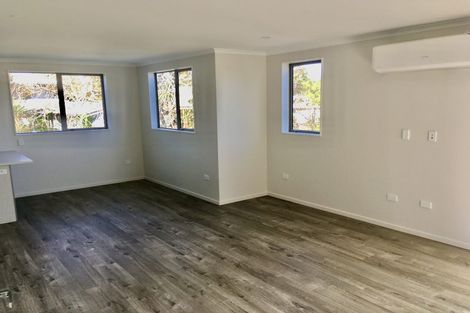 Photo of property in 2d/4 Sunnynook Road, Sunnynook, Auckland, 0620