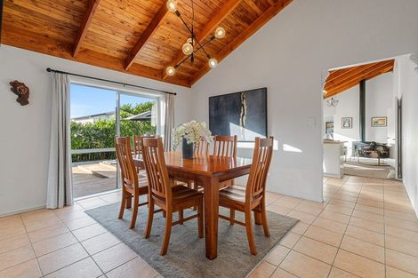 Photo of property in 8 Rarahu Place, The Gardens, Auckland, 2105