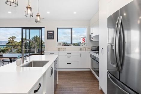 Photo of property in 16 Piper Way, Newlands, Wellington, 6037