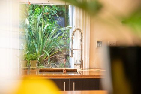 Photo of property in 58 Fairview Crescent, Kelburn, Wellington, 6012