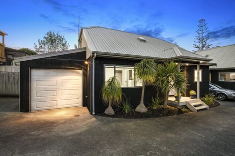 Photo of property in 2/28 Holiday Road, Stanmore Bay, Whangaparaoa, 0932