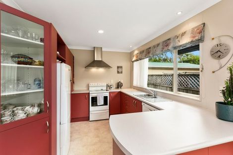 Photo of property in 9a Pinkerton Grove, Newlands, Wellington, 6037