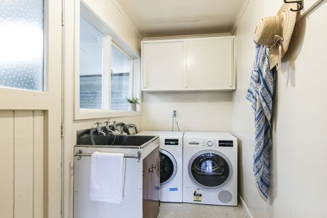 Photo of property in 8 Miles Crescent, Newlands, Wellington, 6037