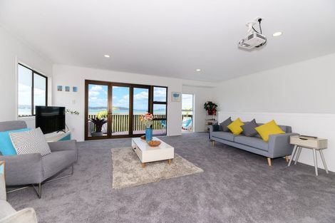 Photo of property in 33 Dawnhaven Drive, Te Atatu Peninsula, Auckland, 0610
