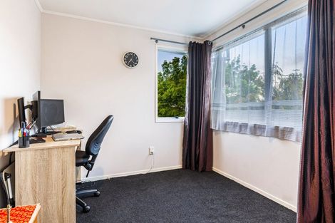 Photo of property in 2 Kilcar Place, Massey, Auckland, 0614