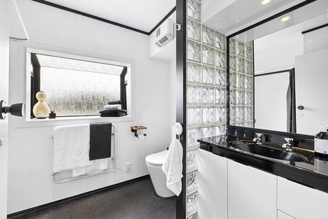 Photo of property in 14 Winstone Place, Highlands Park, New Plymouth, 4312