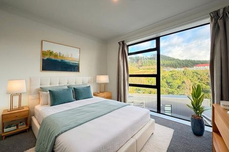 Photo of property in 13 Ara Patukawenga, Tawa, Wellington, 5028