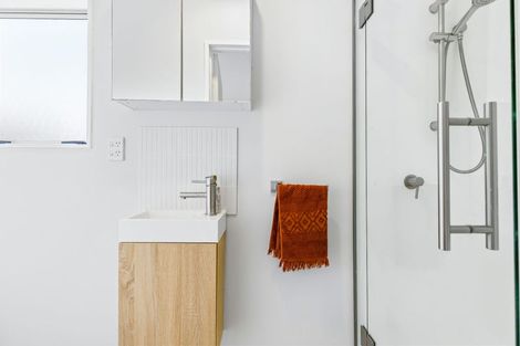 Photo of property in 2/8 Crewe Close, Albany, Auckland, 0632