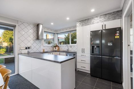 Photo of property in 6 Dymock Place, Bishopdale, Christchurch, 8053