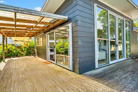 Photo of property in 1 Pitcher Place, Glen Eden, Auckland, 0602