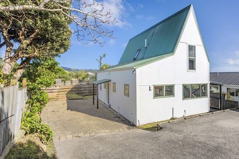 Photo of property in 117 Gloaming Hill, Titahi Bay, Porirua, 5022